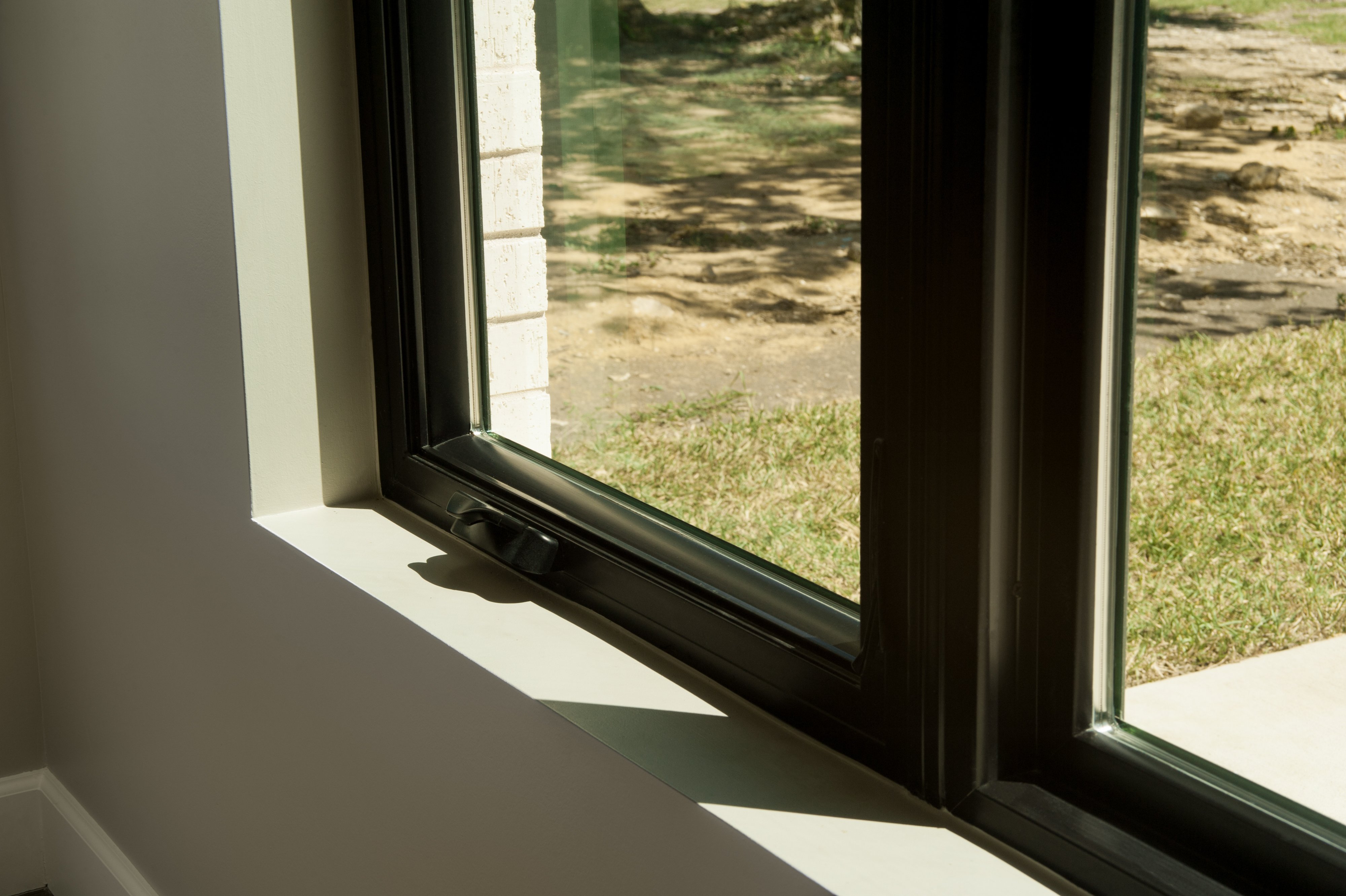 andersen-100-series-fibrex-casement-window-with-black-hardware