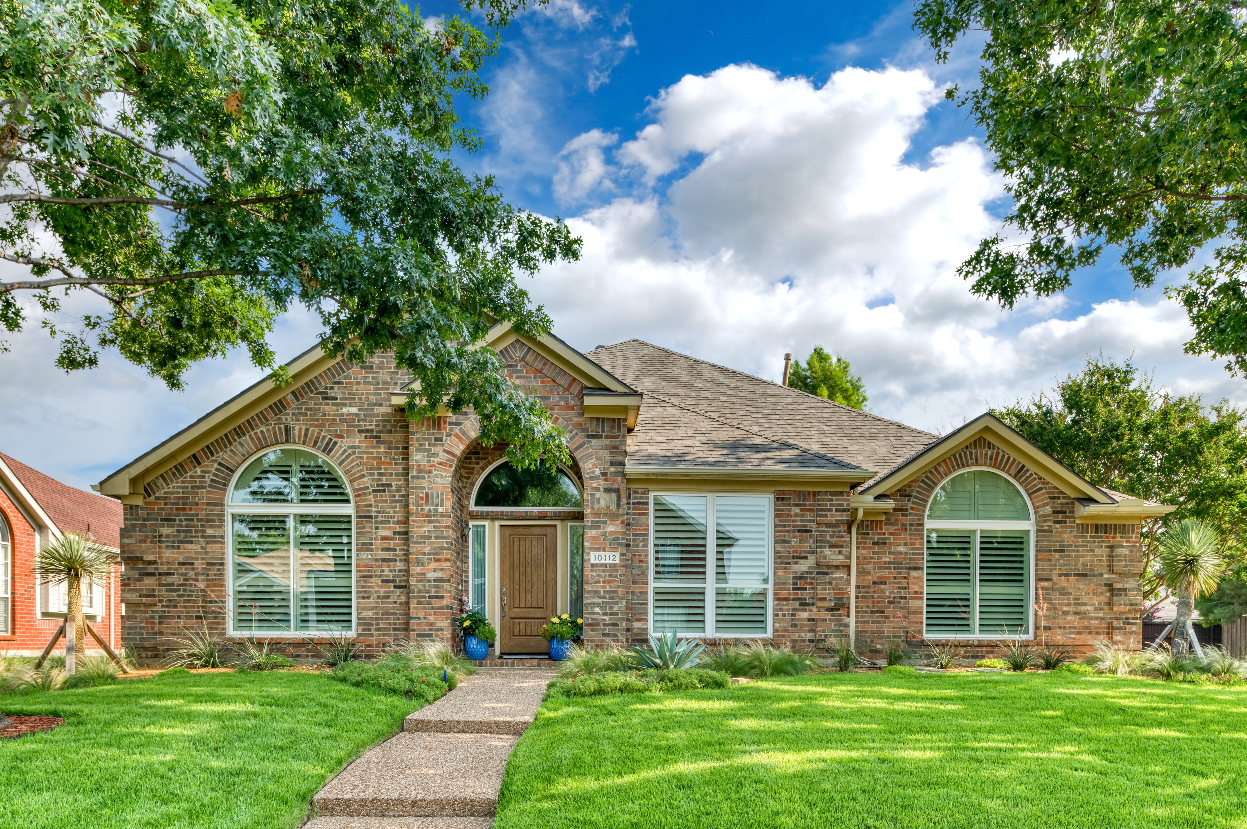 white-brennan-traditions-windows-signet-oak-fiberglass-door-frisco-tx