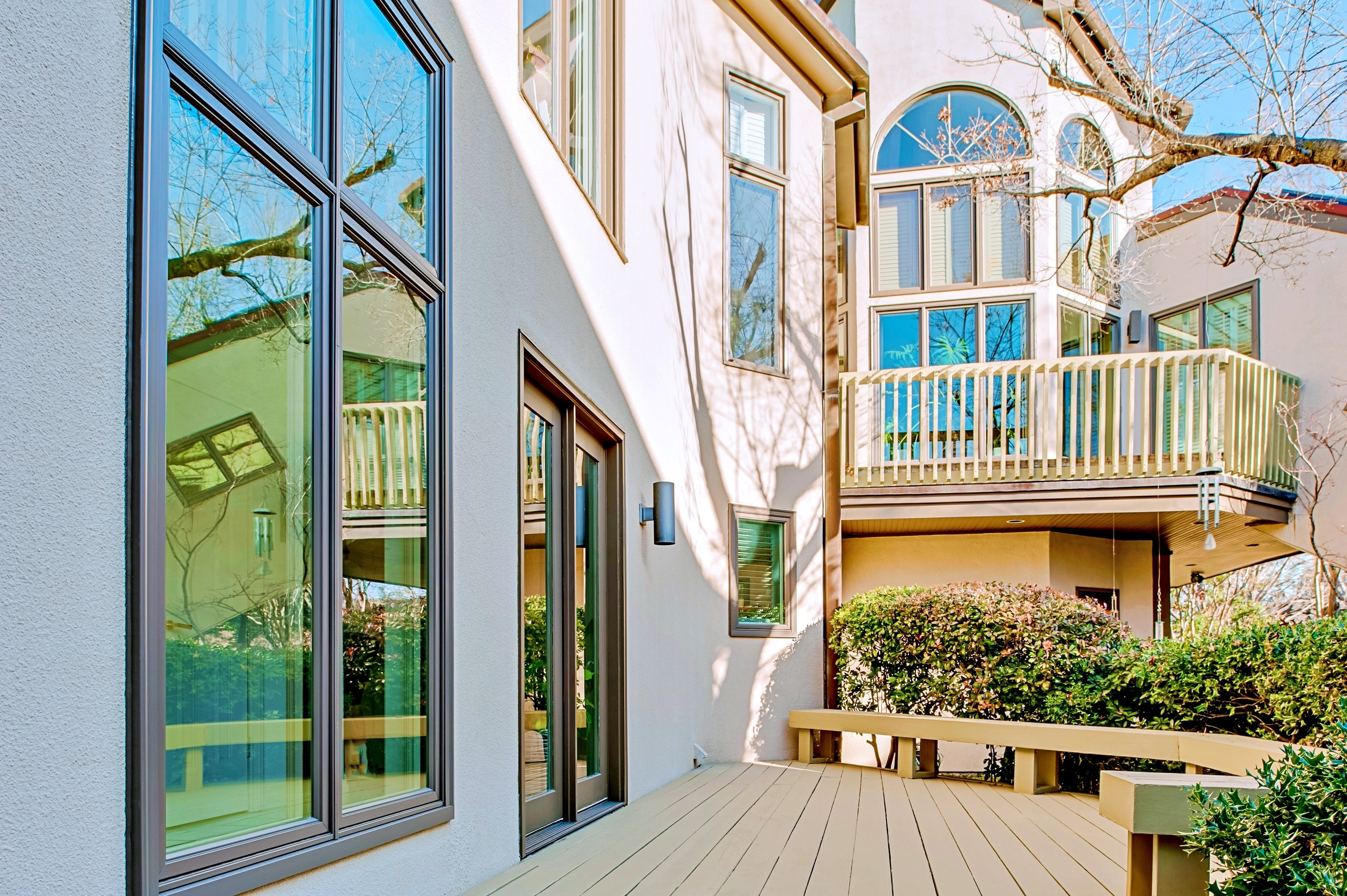 Home in Irving, Texas featuring 400 series windows by Andersen