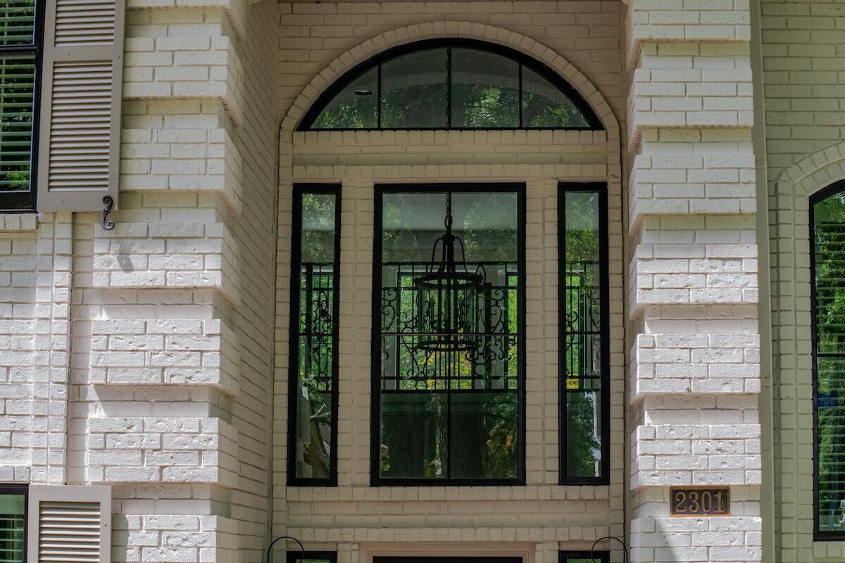 Grand Entry Windows with A Round Top Window