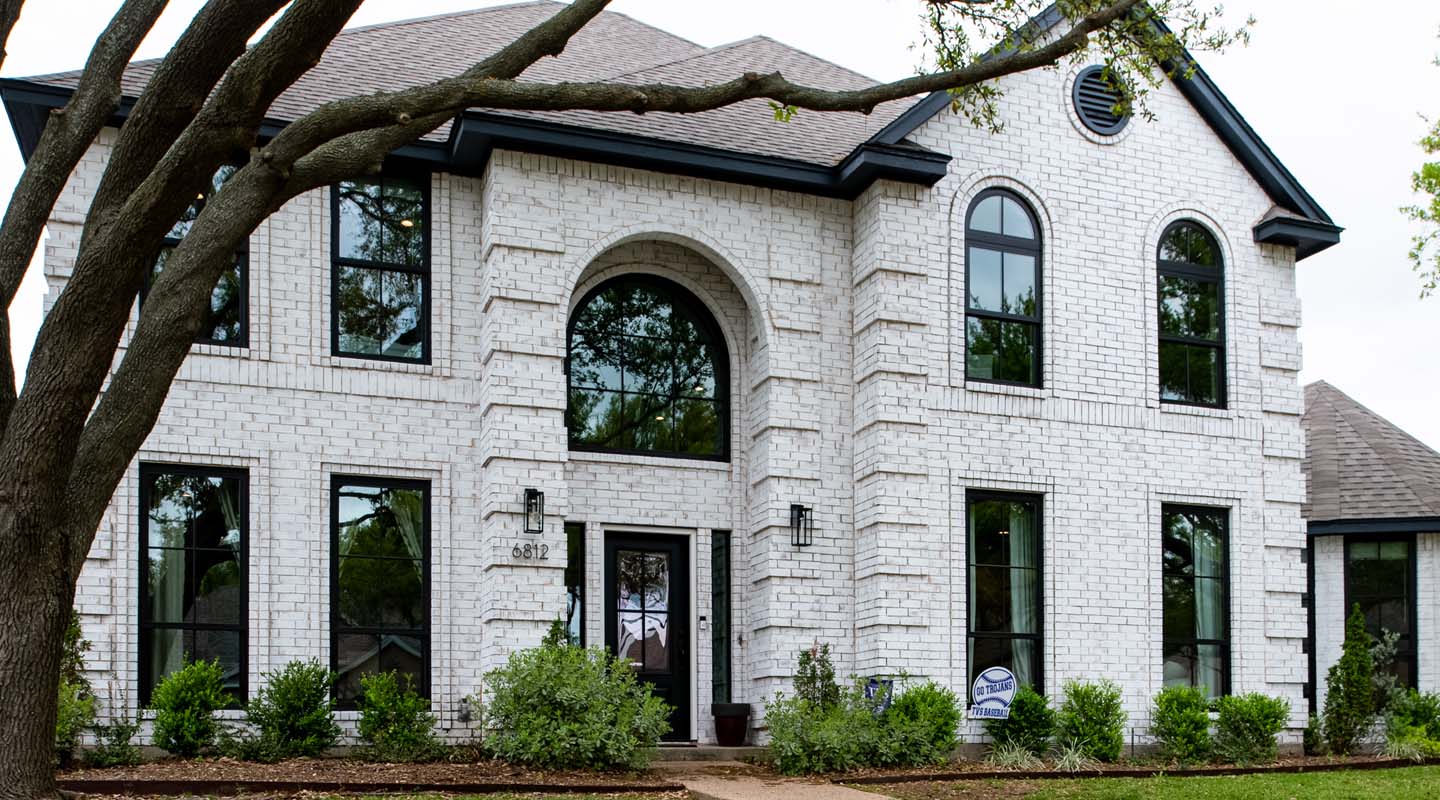 Windows with equal divided light grid pattern in Texas. Photo by Brennan Enterprises.