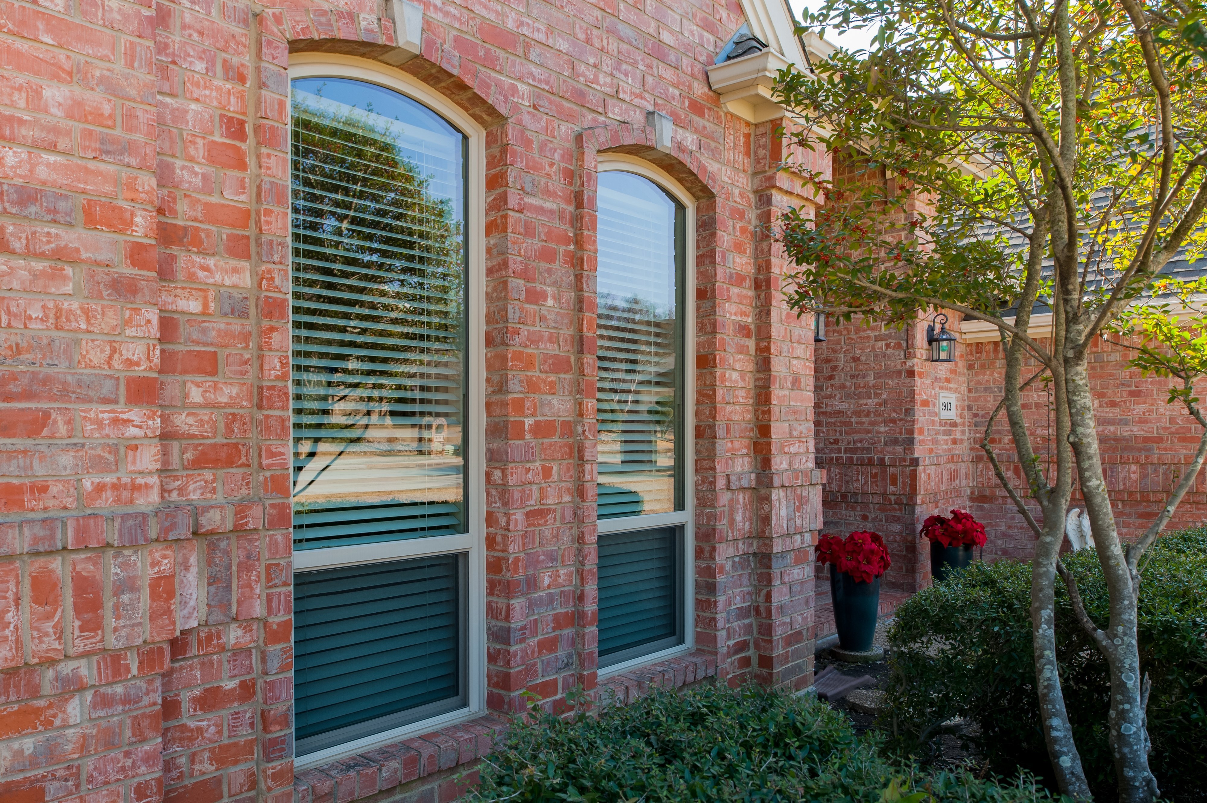 brennan-oriel-single-hung-operating-eye-brow