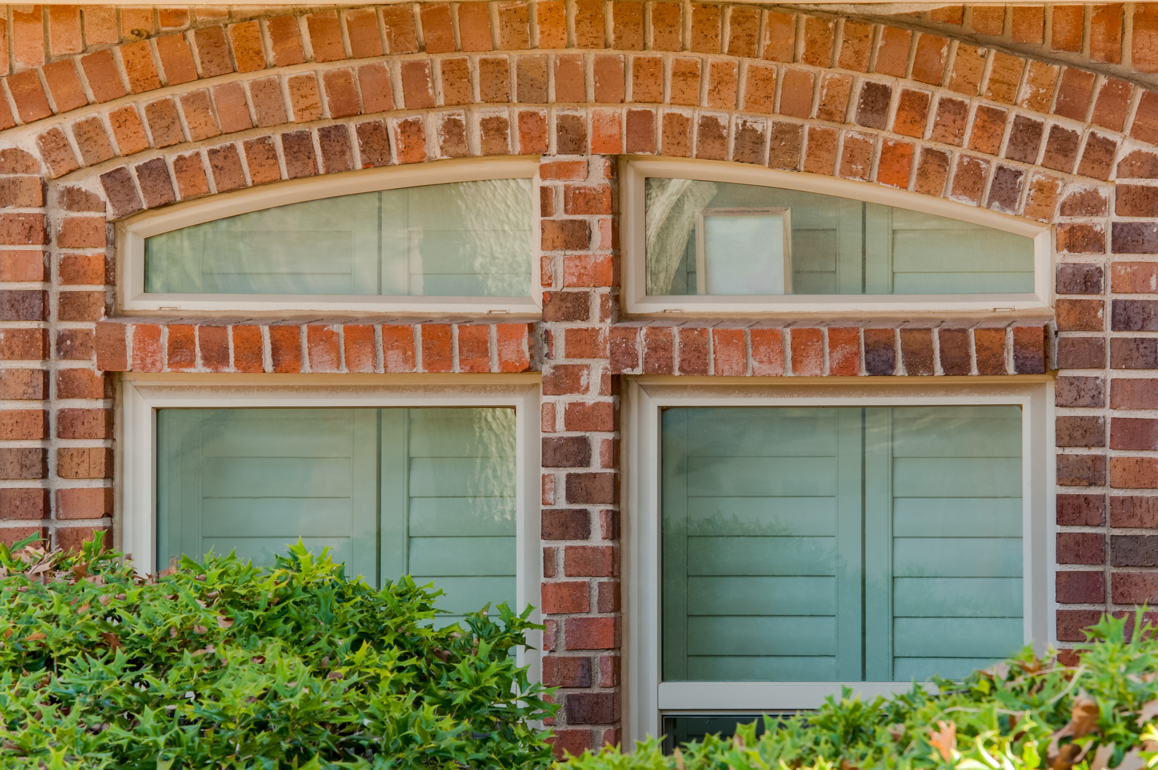 brennan-signature-eyebrow-over-single-hung-windows