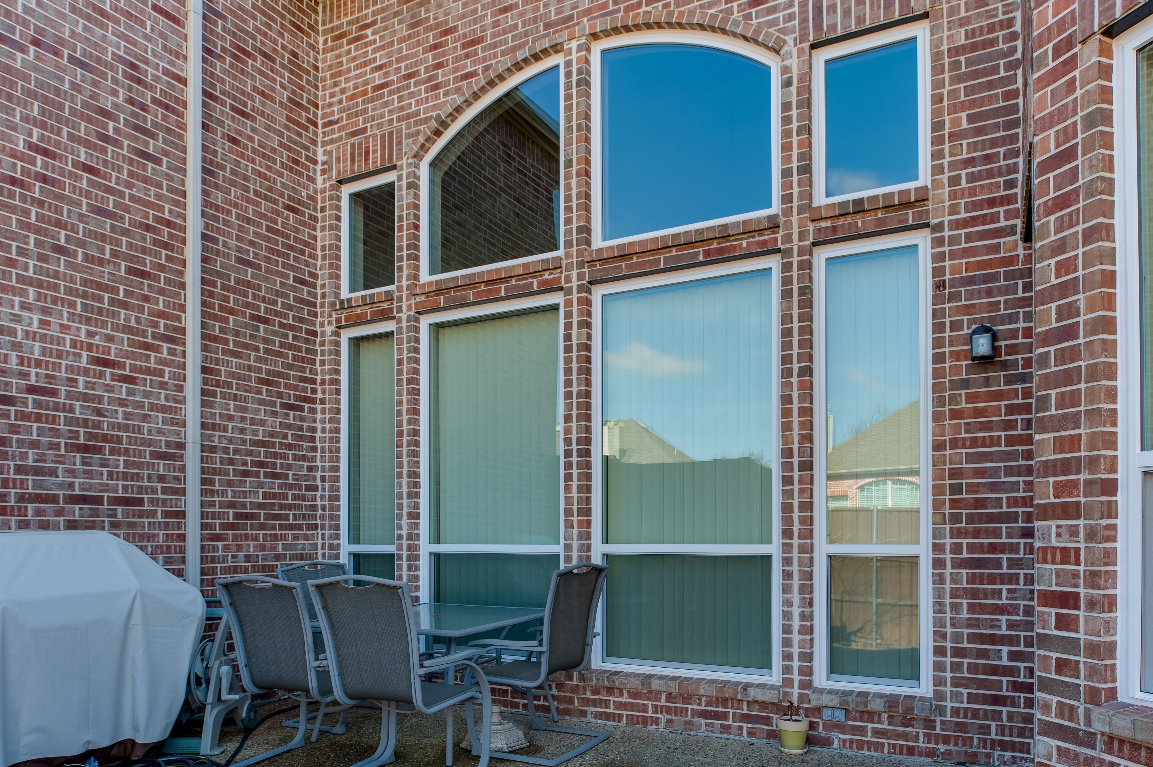 brennan-single-hung-and-eyebrow-picture-windows-in-white-vinyl