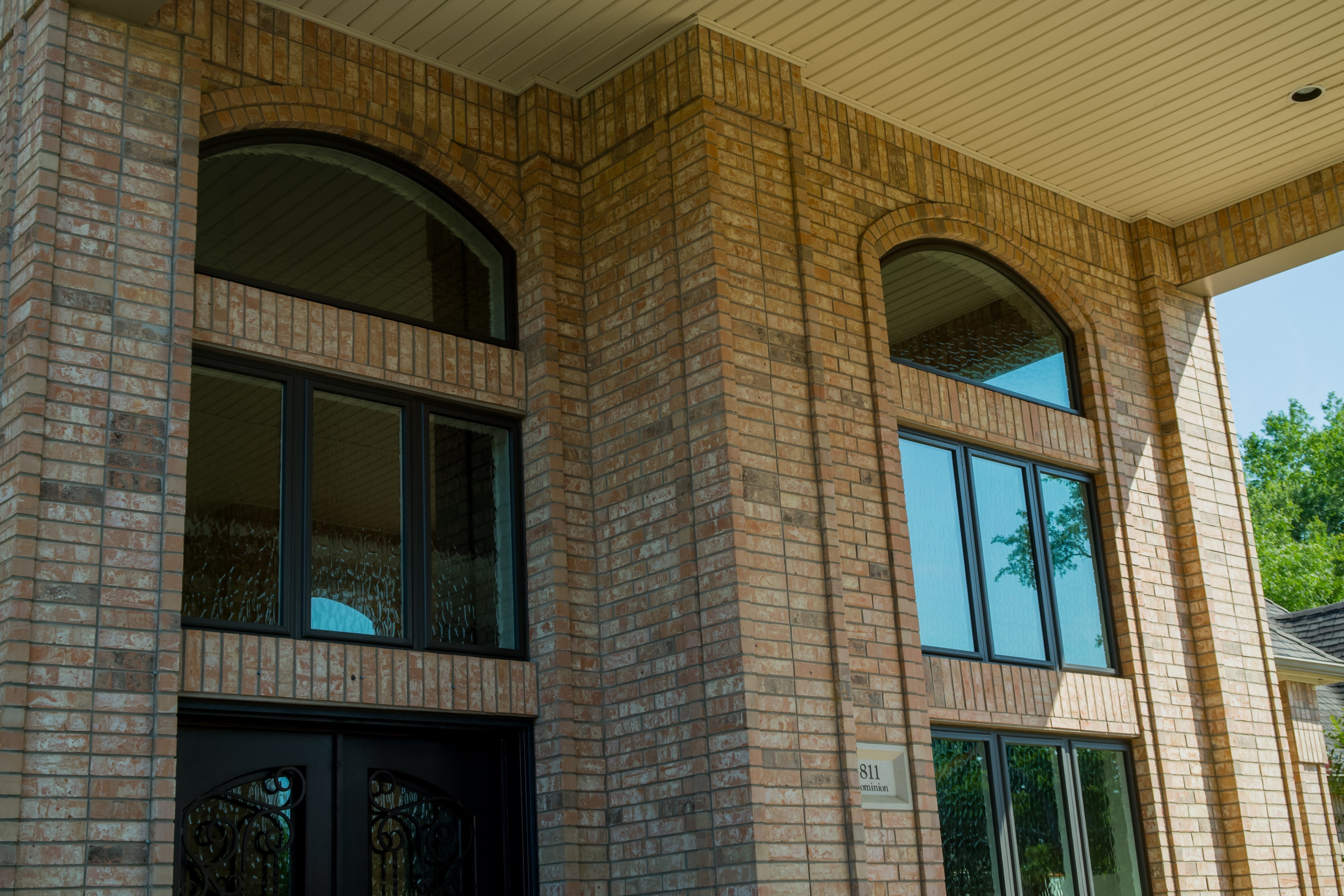 brennan-traditions-3-picture-windows-with-privacy-glass-with-specialty-windows