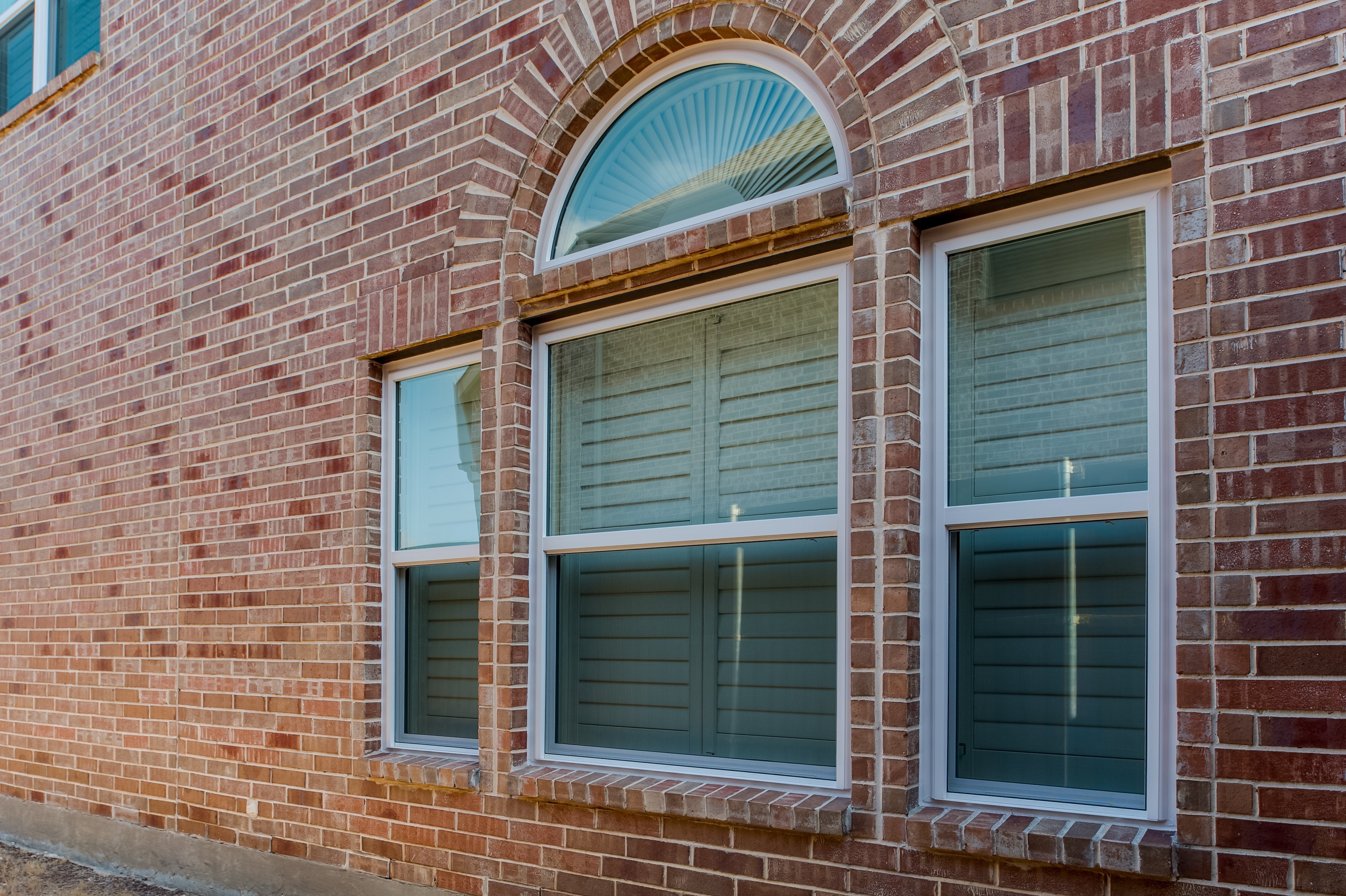 brennan-traditions-3-single-hung-window-with-half-circle-specialty-window