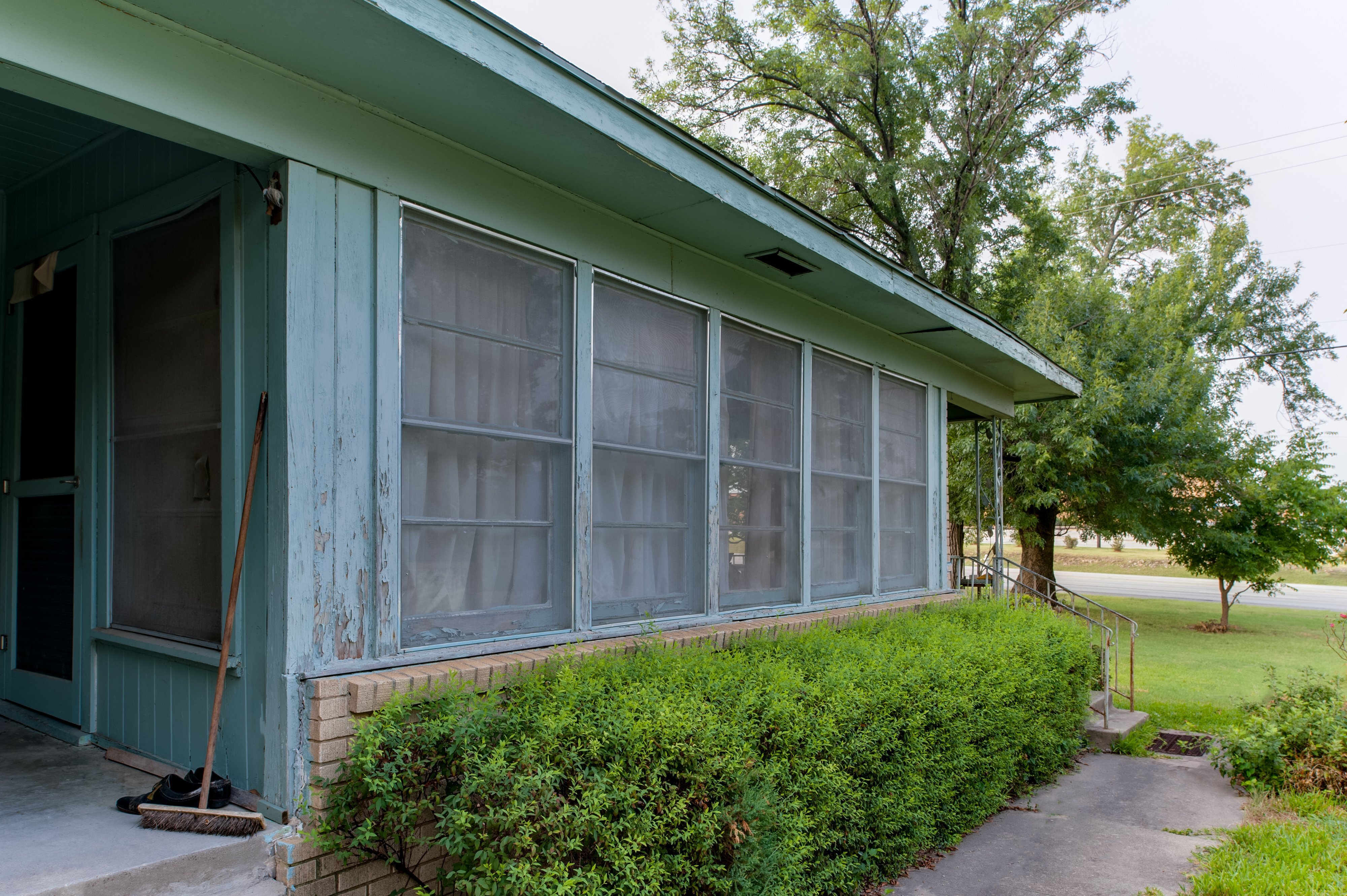 brennan-traditions-5-single-hung-windows-in-a-row-closeup