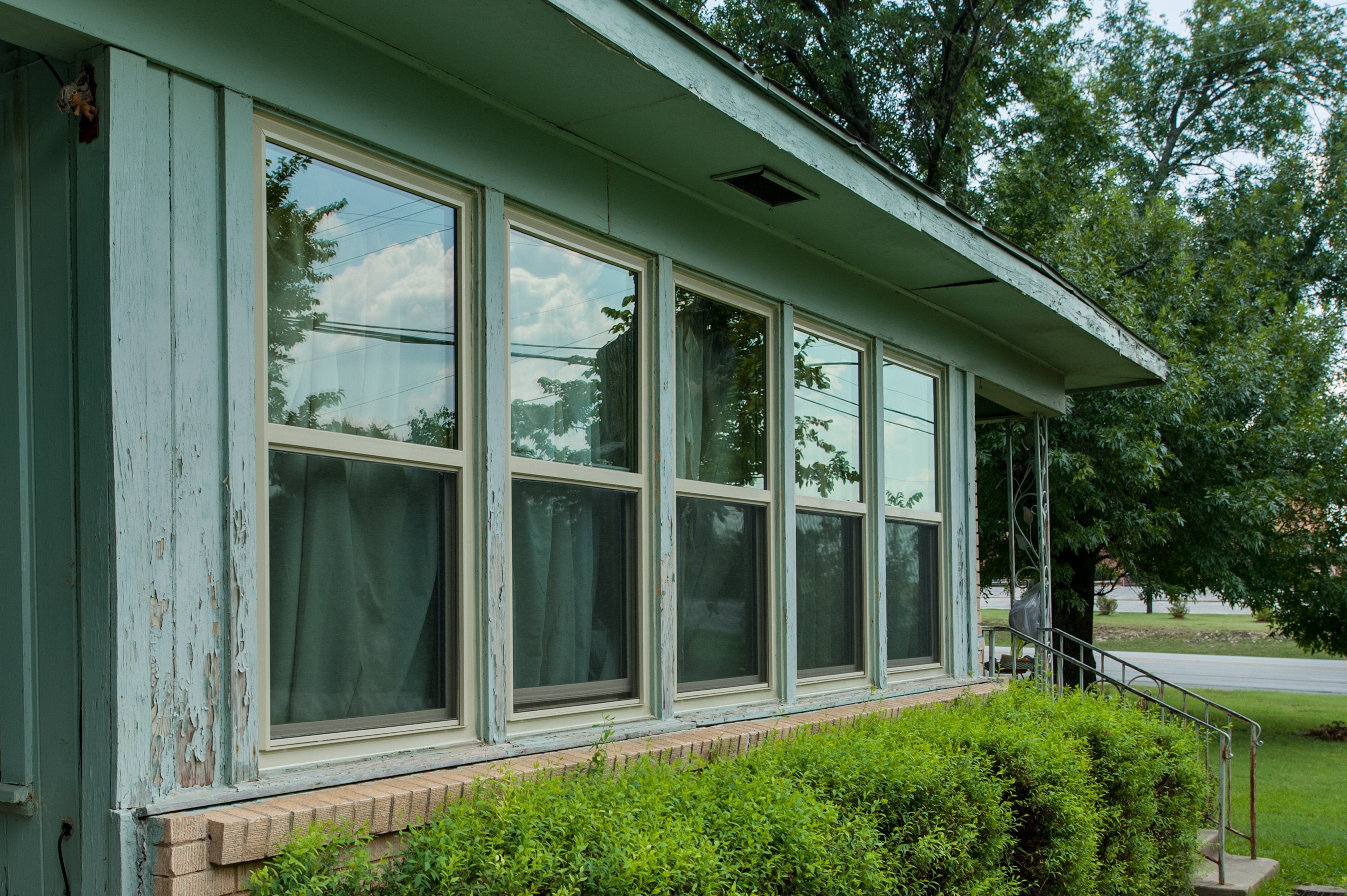 brennan-traditions-5-single-hung-windows-side-view