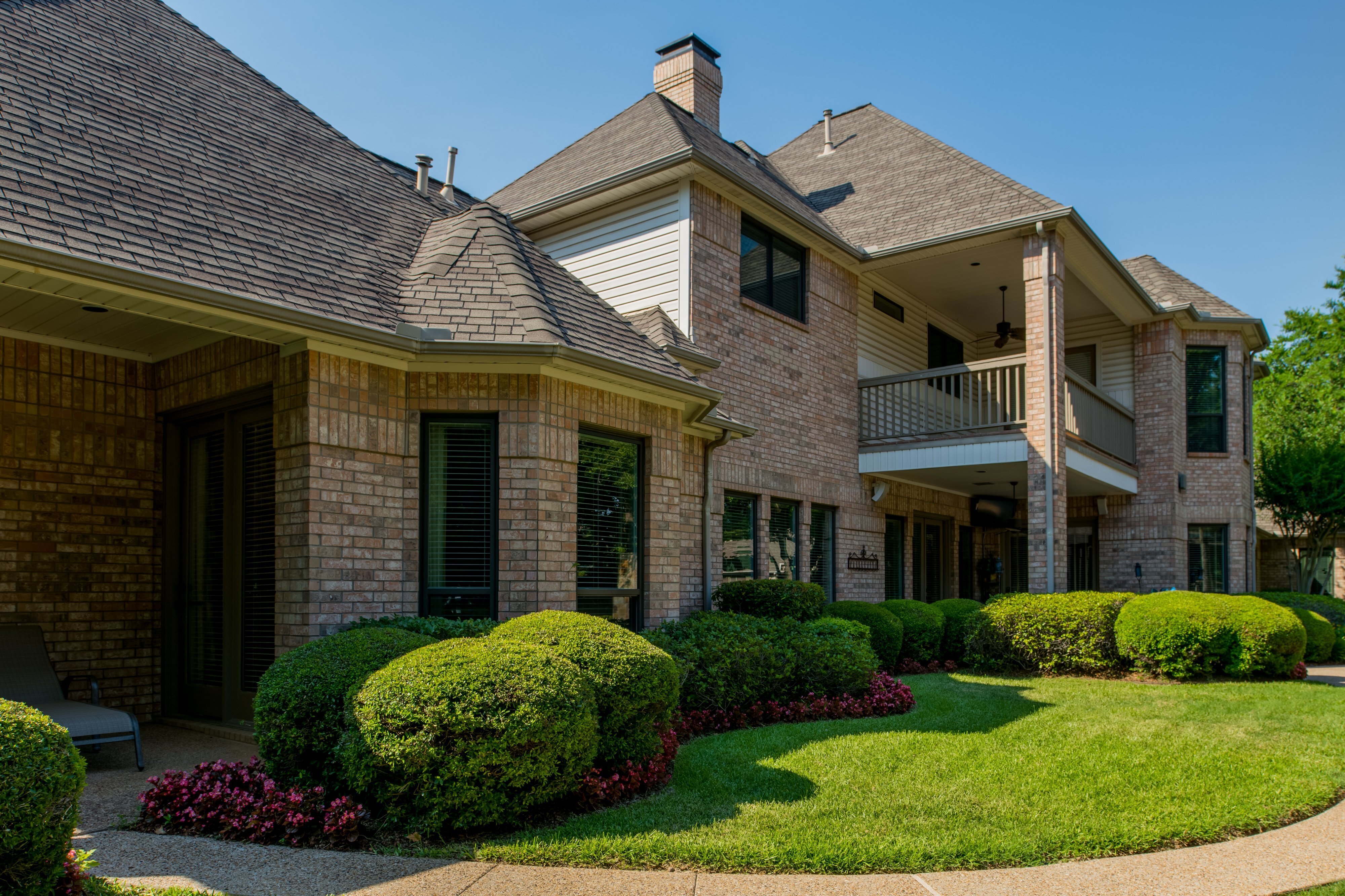 brennan-traditions-backyard-view-black-trim