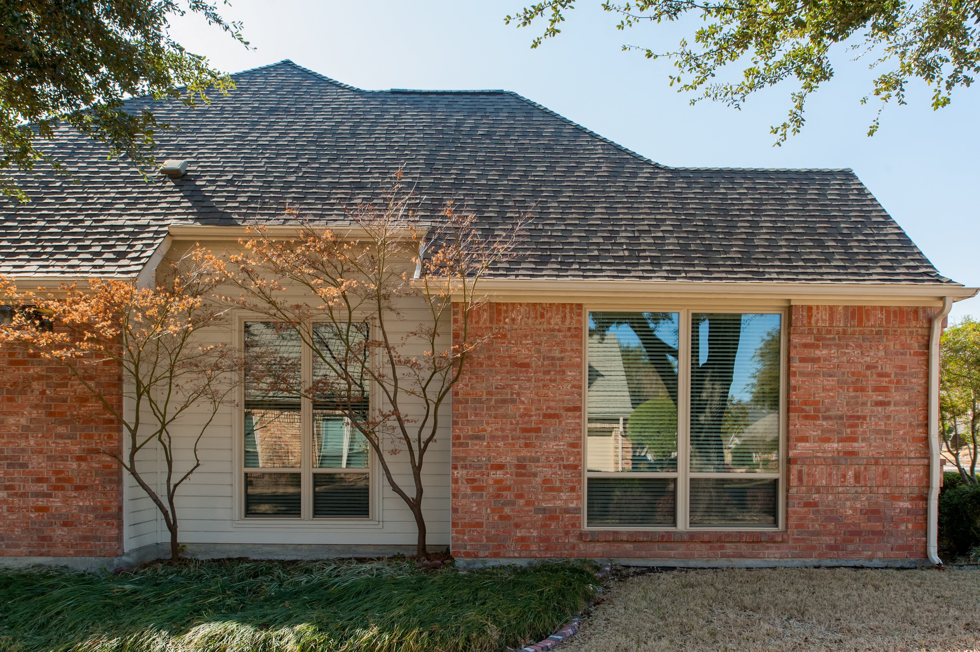 brennan-traditions-backyard-view-of-vinyl-windows-with-screen