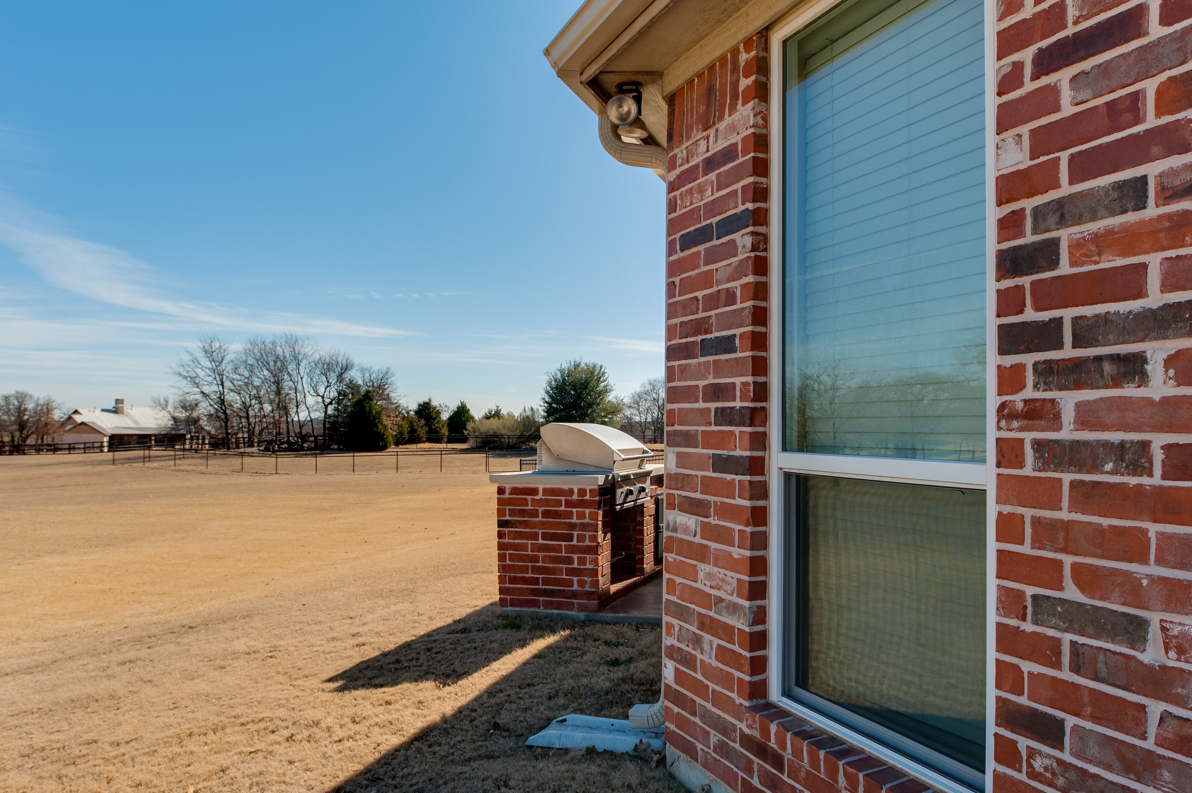 brennan-traditions-single-hung-corner-of-the-house-view