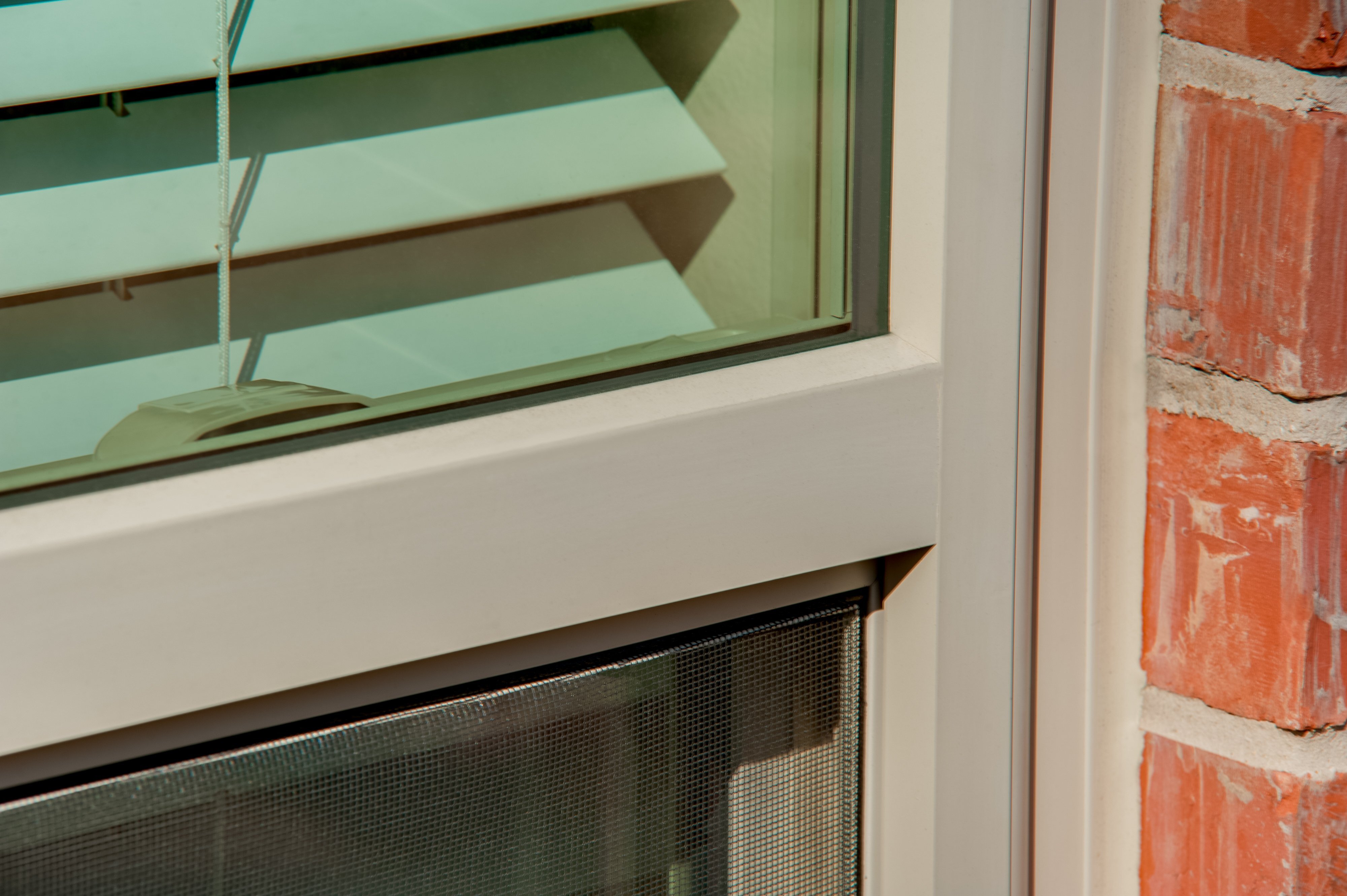 brennan-traditions-single-hung-vinyl-window-closeup