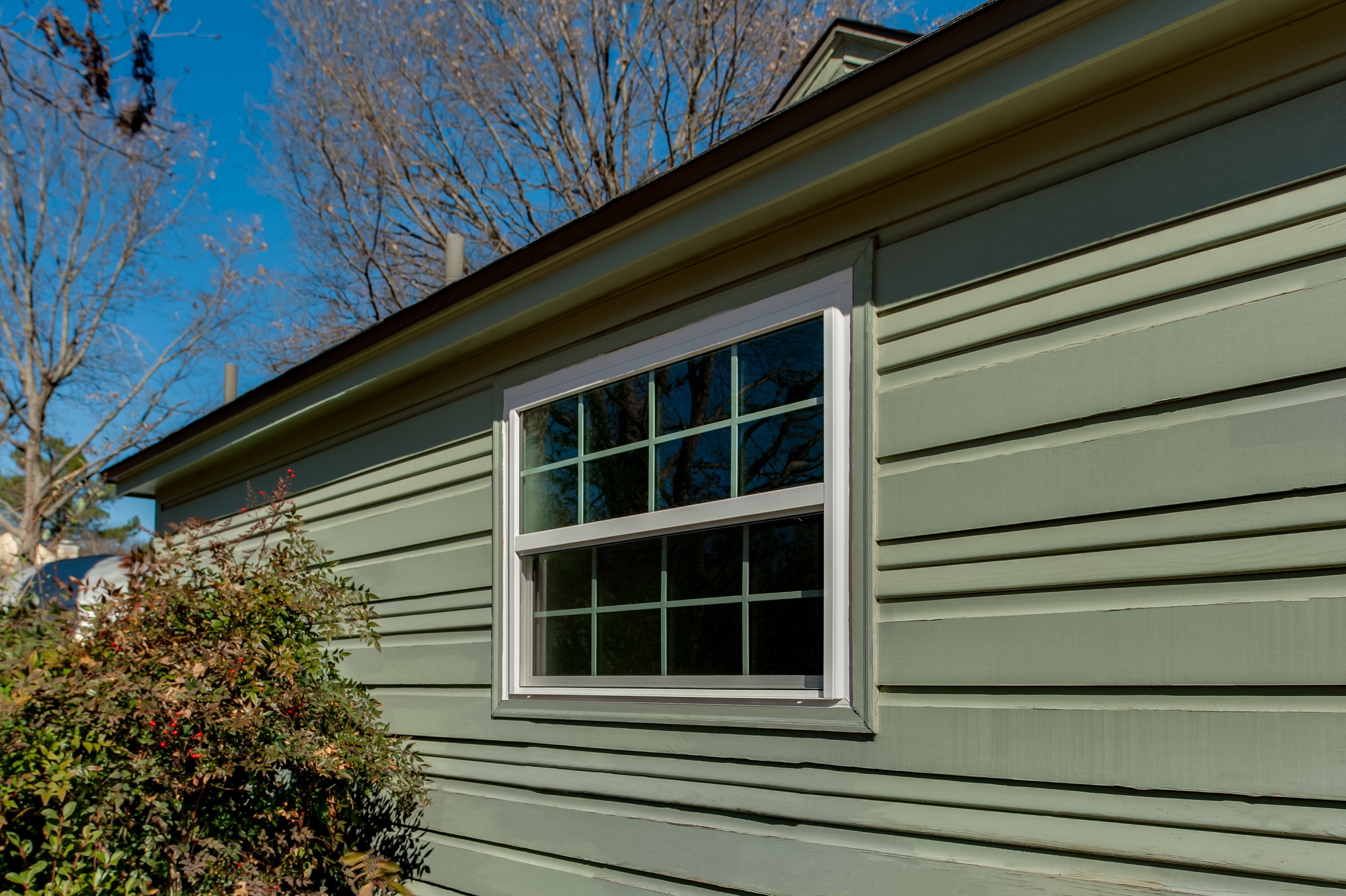 brennan-traditions-single-hung-window-with-green-grids