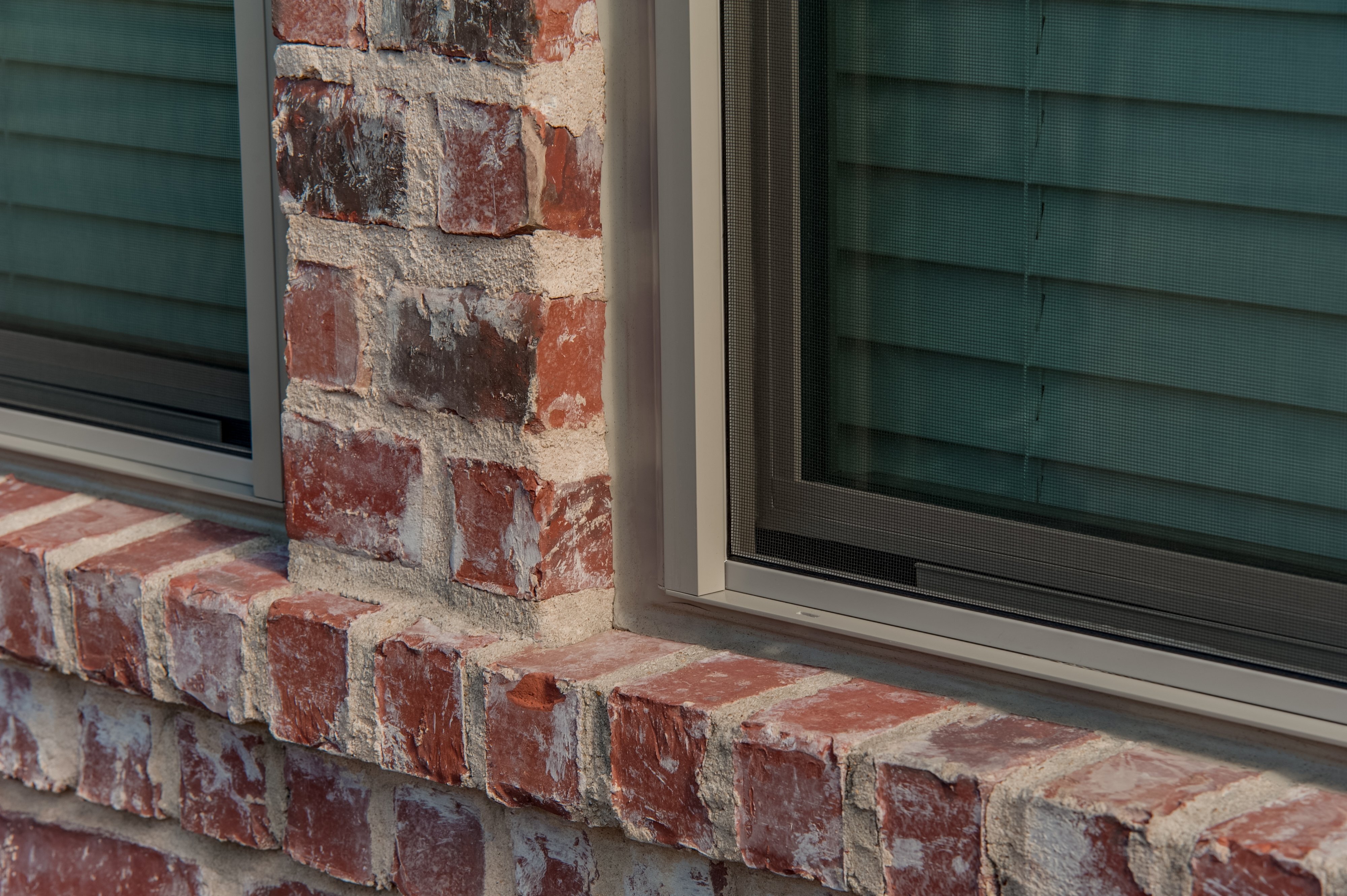 brennan-traditions-single-hung-window-with-screen-closeup