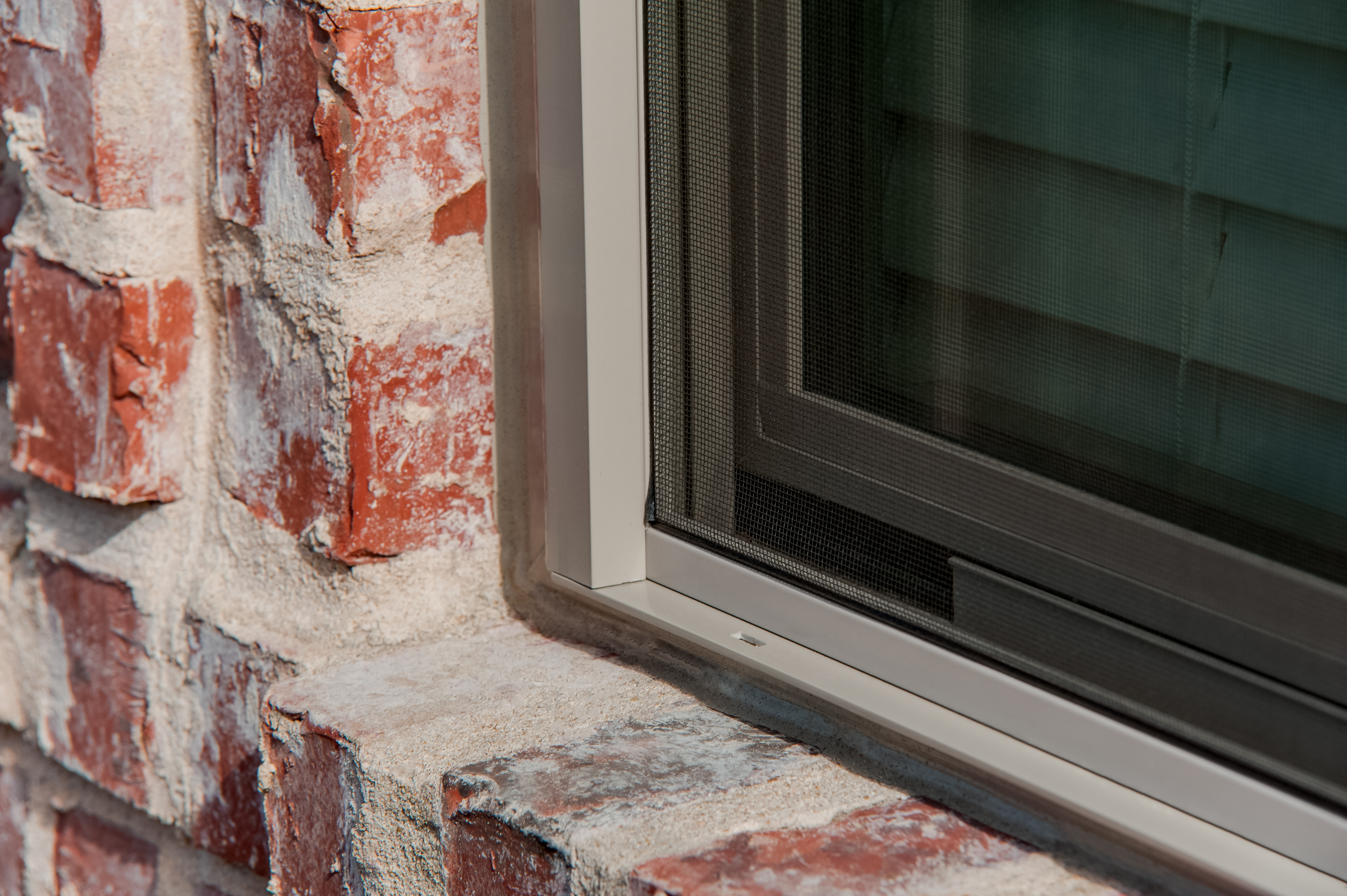 brennan-traditions-single-hung-windows-with-screen-corner-closeup