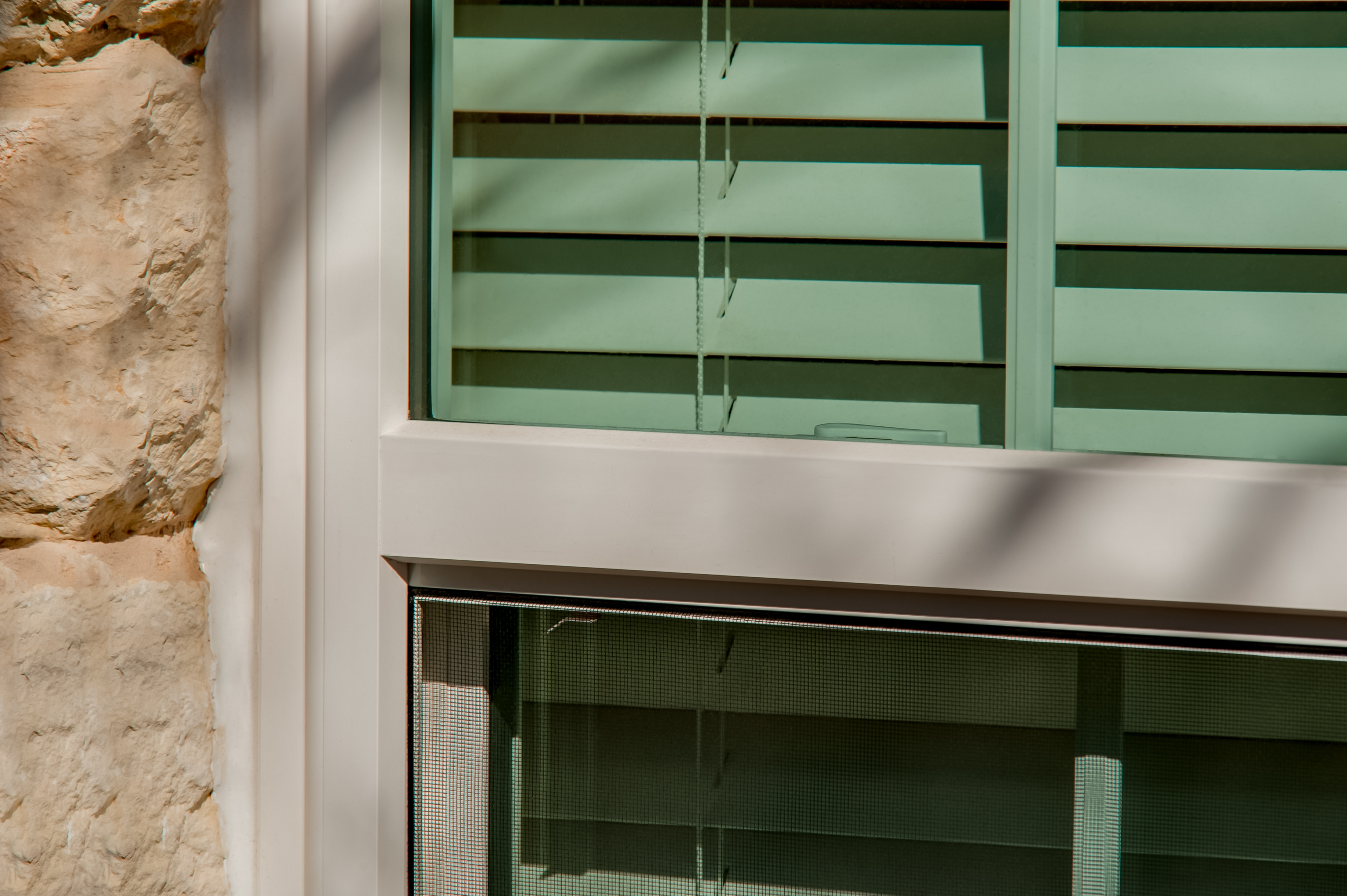 brennan-traditions-single-hung-with-grid-and-blinds