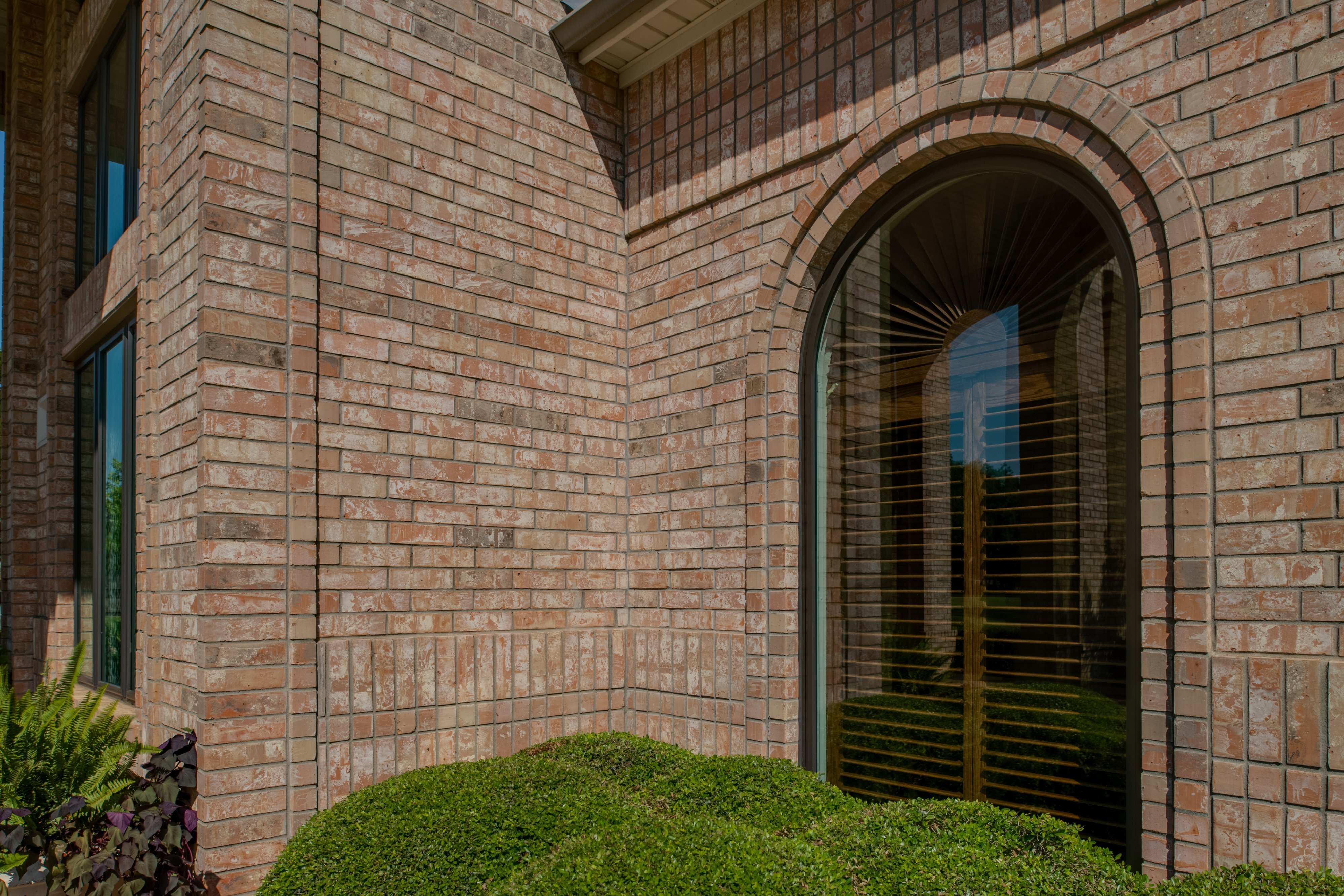 brennan-traditions-specialty-windows-with-black-trim-blinds