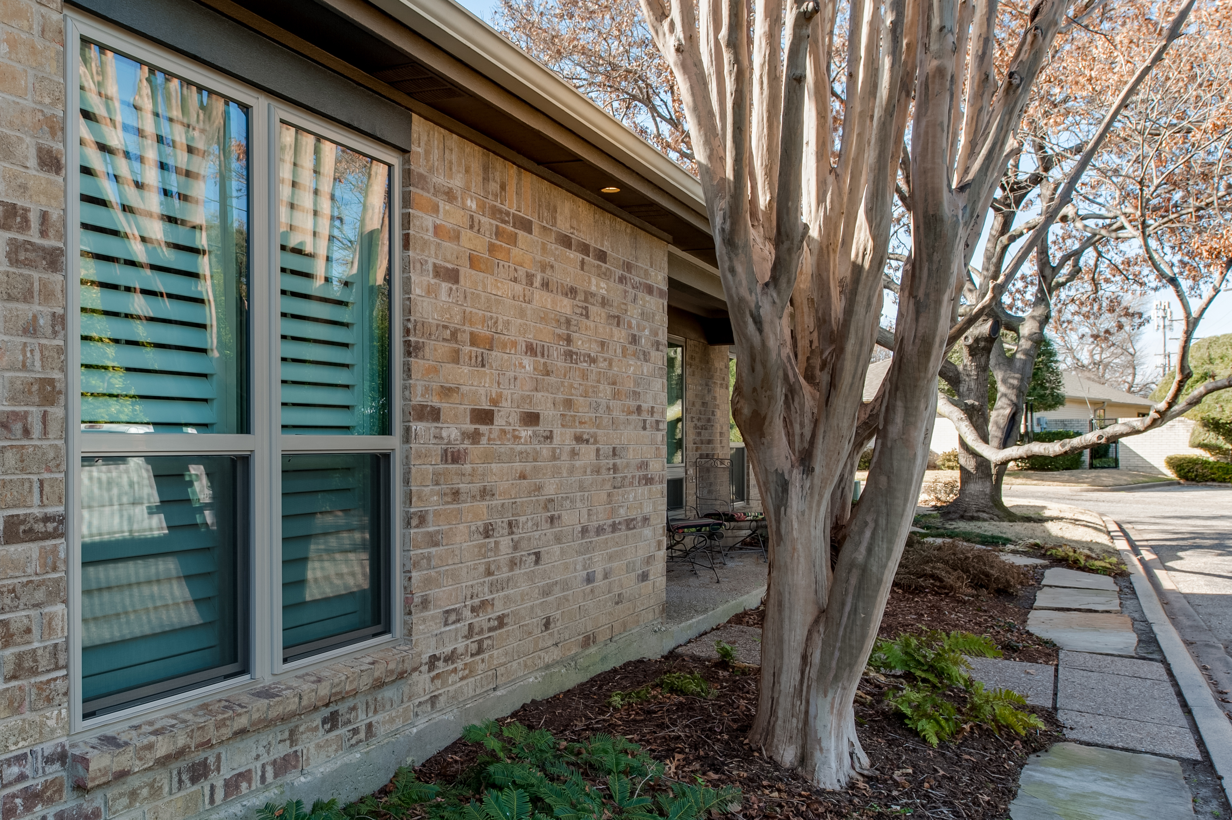 brennan-traditions-with-double-single-windows-close-up