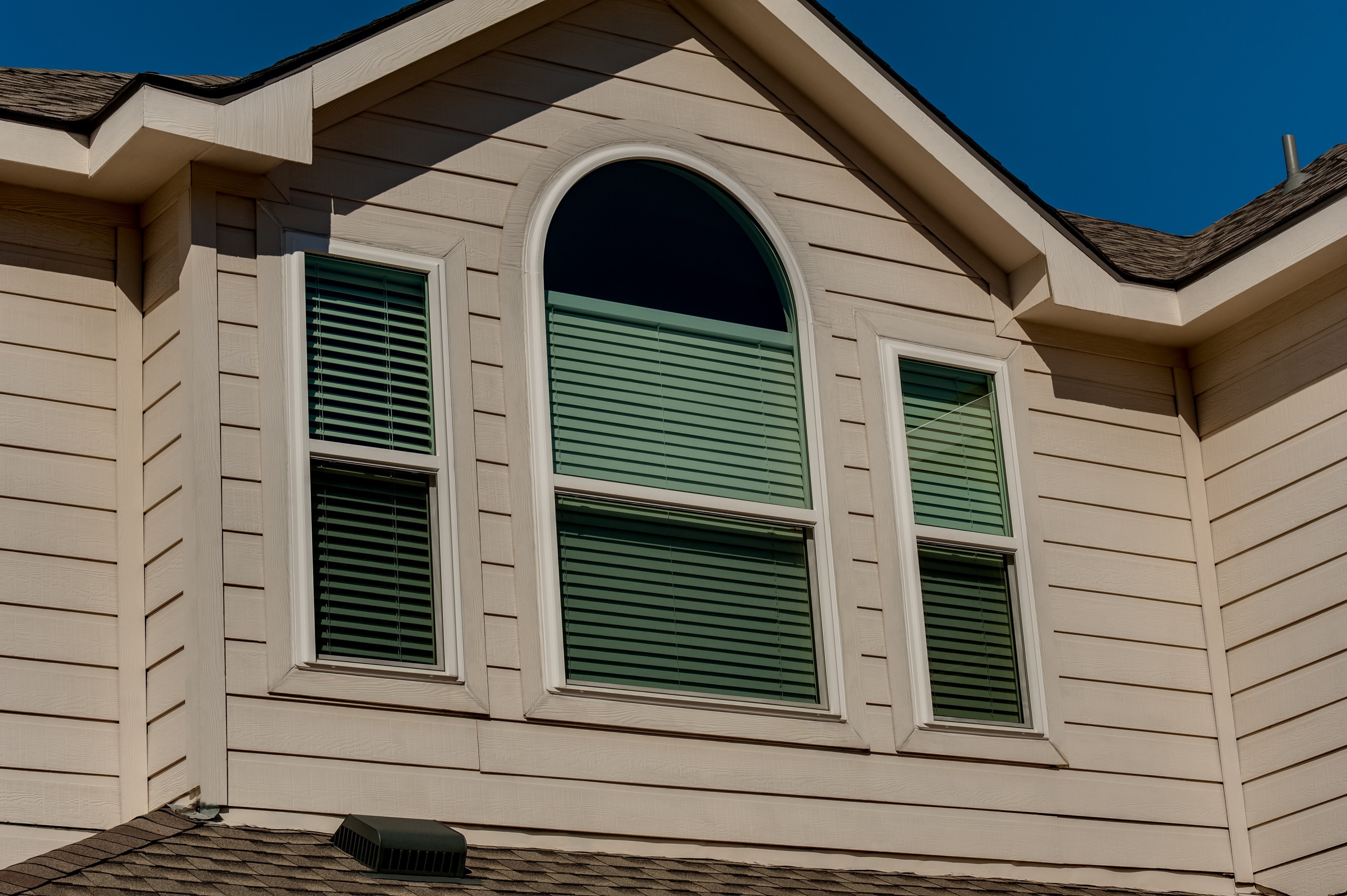 brennan-traditions-with-specialty-window-with-vinyl-siding