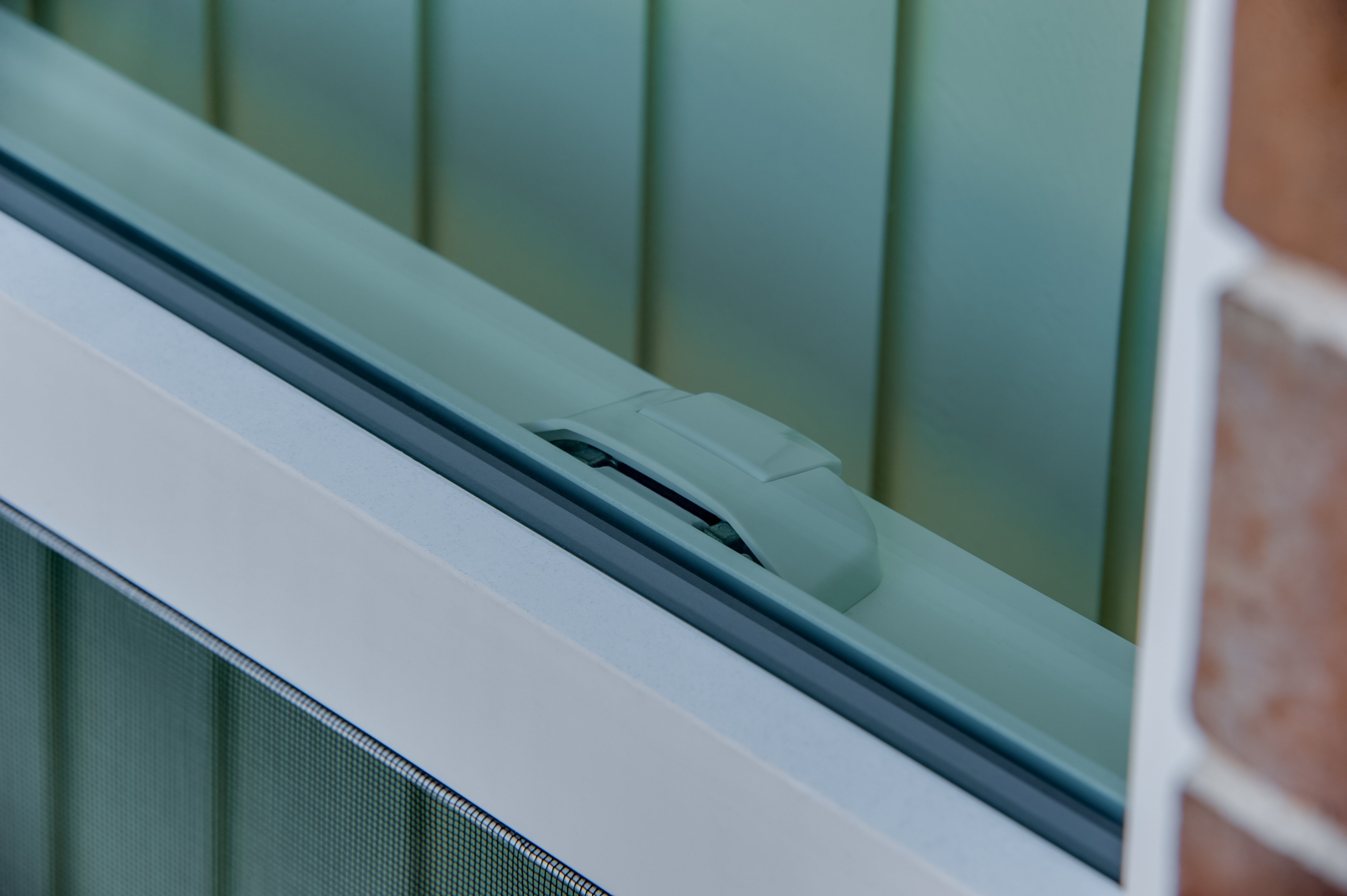 brennnan-traditional-window-close-of-single-hung-lock