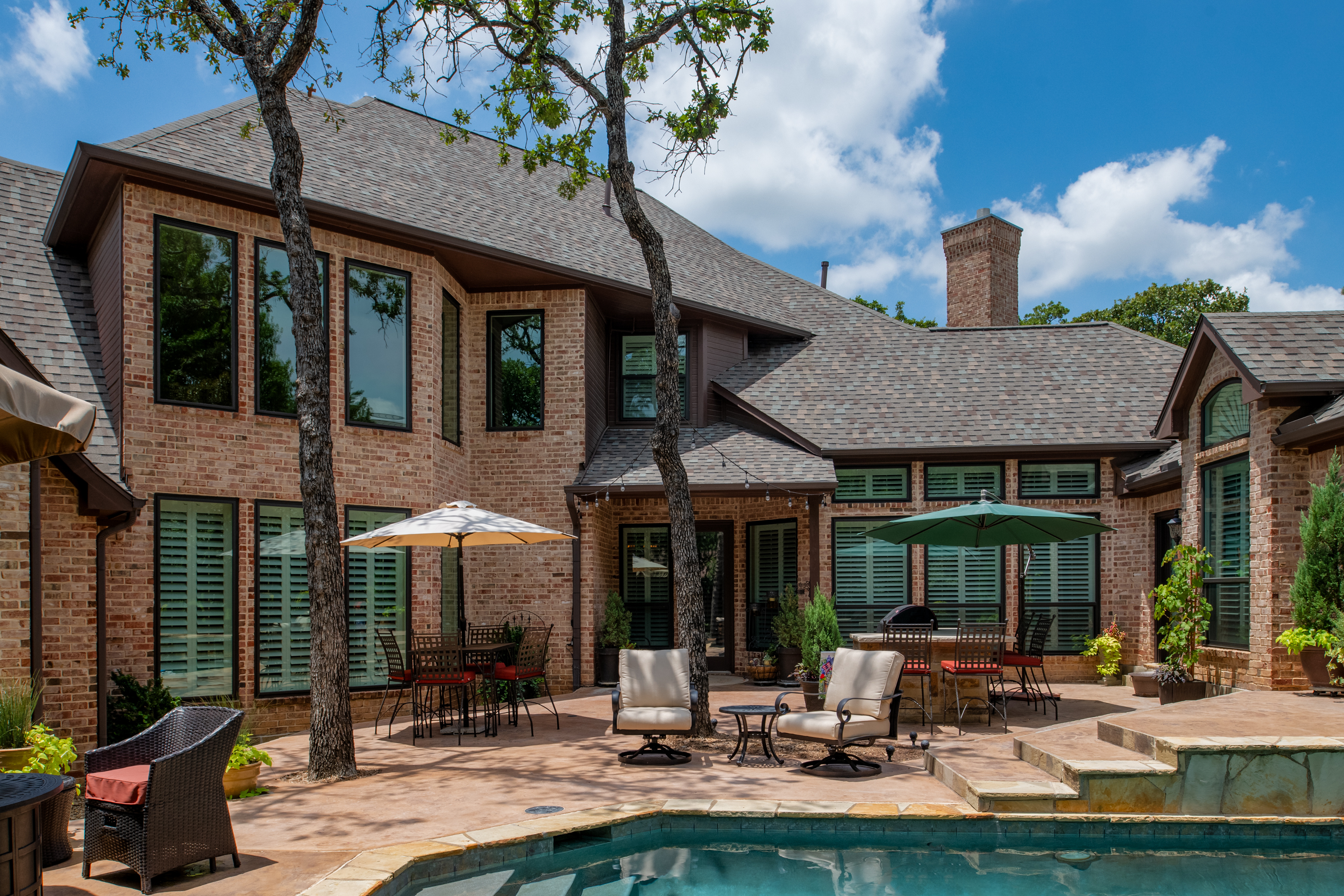 Like most homeowners, this client eliminated the grids in the windows at the back of the home to have an unobstructed view of their beautiful back yard.