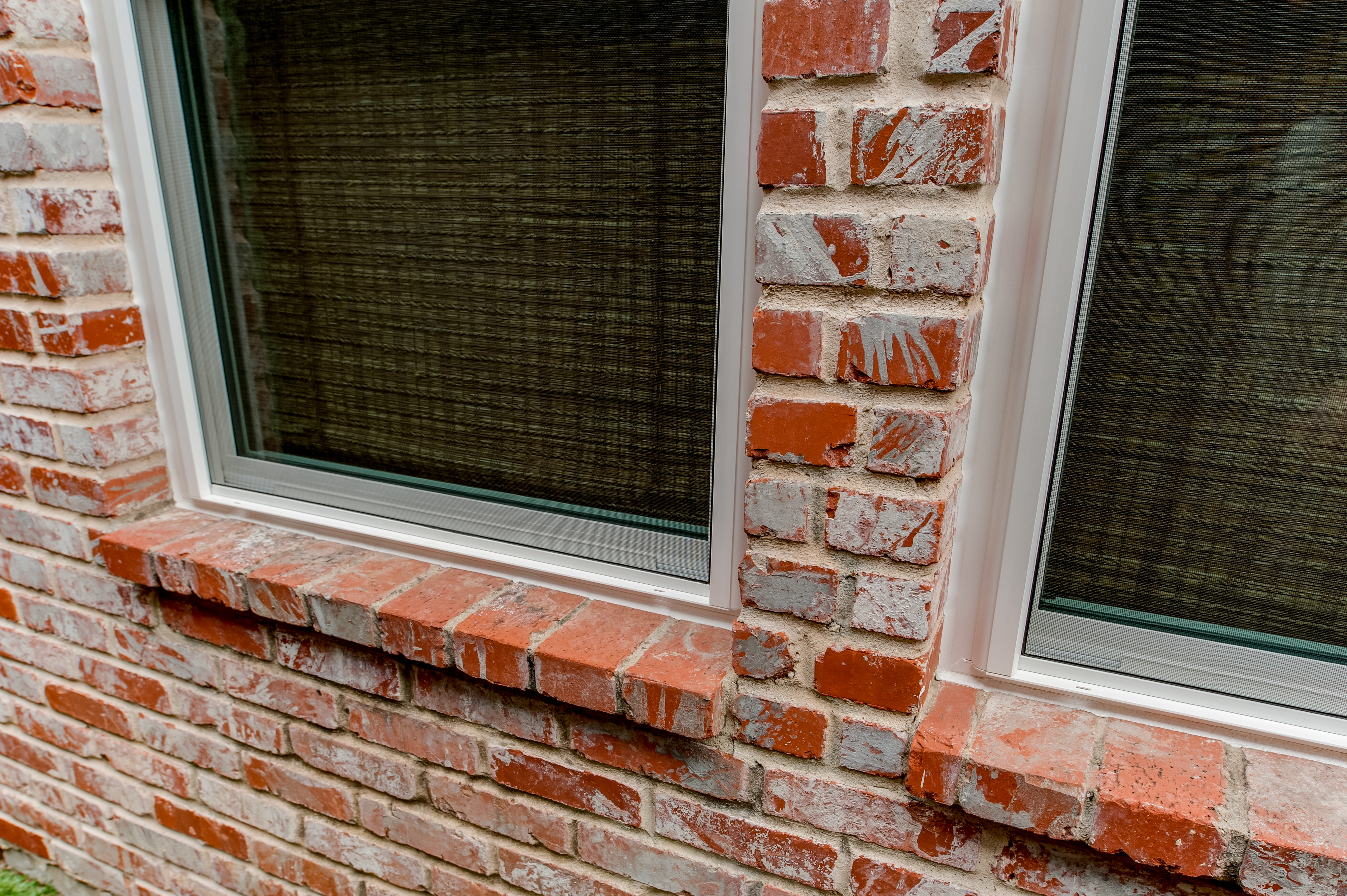 single-hung-window-brennan-traditions-with-screen