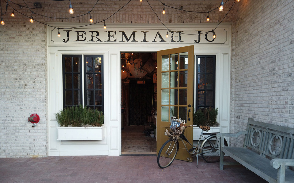 Jeremiah Jo storefront with decorative bicycle and bench out front, located in Bishop Arts District.