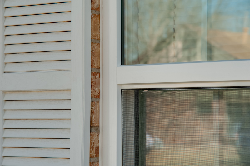 brennan-traditions-single-hung-windows-with-shutters