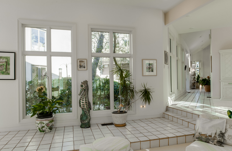 inside-view-of-andersen-white-living-room