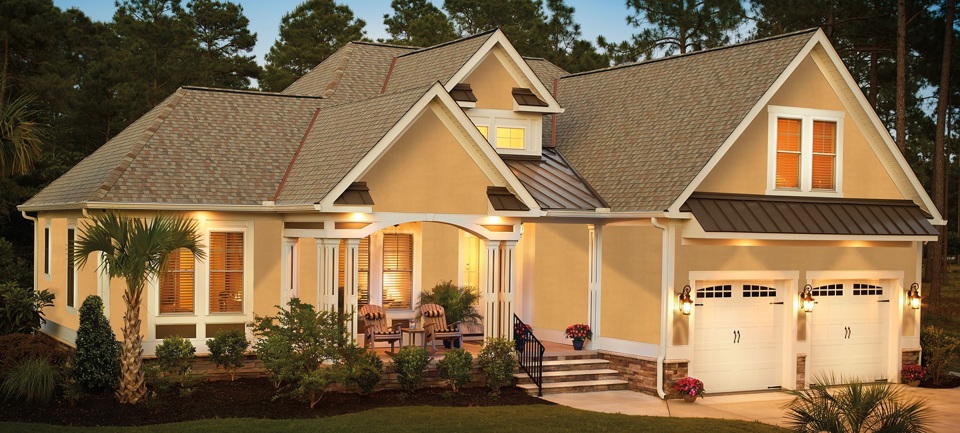 A bungalow-inspired light stuccoed home with Timberline American Harvest asphalt shingles.